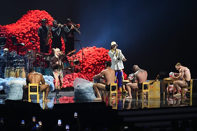 CA7RIEL & Paco Amoroso actuam nos Grammys Latinos 2025