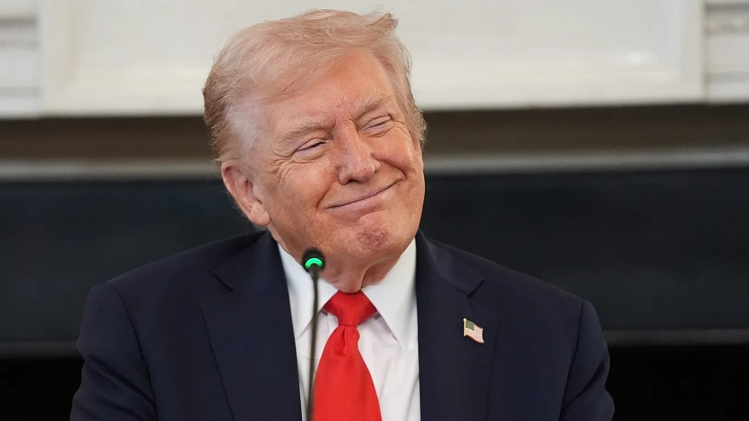 Başkan Donald Trump 8 Ekim 2025 tarihinde Beyaz Saray'da düzenlenen Antifa konulu panelde Brandi Kruse'yi dinlerken gülümsüyor.