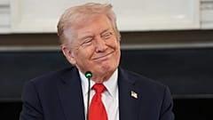 Başkan Donald Trump 8 Ekim 2025 tarihinde Beyaz Saray'da düzenlenen Antifa konulu panelde Brandi Kruse'yi dinlerken gülümsüyor.