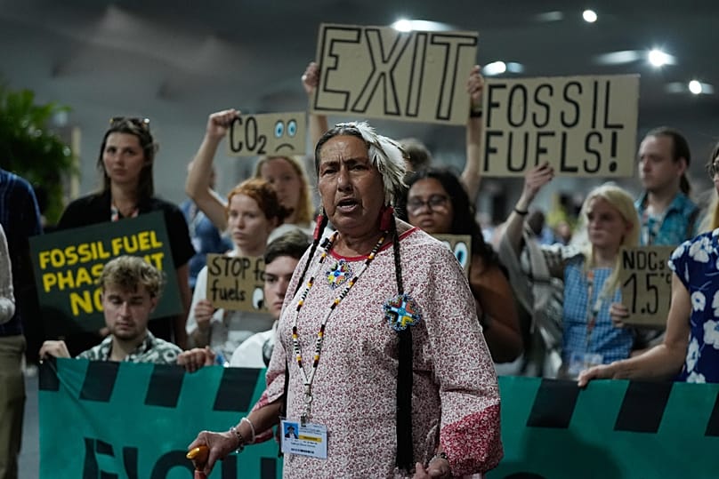 Manifestantes participan en una protesta contra los combustibles fósiles en la Cumbre del Clima de la ONU COP30, el miércoles 12 de noviembre de 2025, en Belem, Brasil.