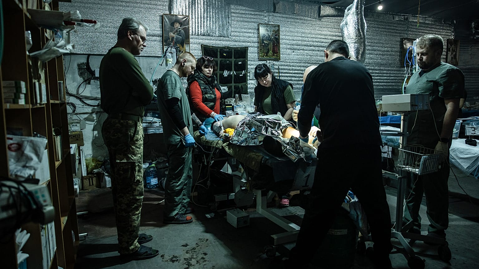 Militärsanitäter leisten einem verwundeten ukrainischen Soldaten an einem medizinischen Stabilisierungspunkt in der Region Donezk, erste Hilfe.