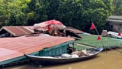 Ein 70-jähriger Mann lebt seit den Überschwemmungen auf dem Dach seines Hauses. Ayutthaya, Thailand, 14. November 2025.