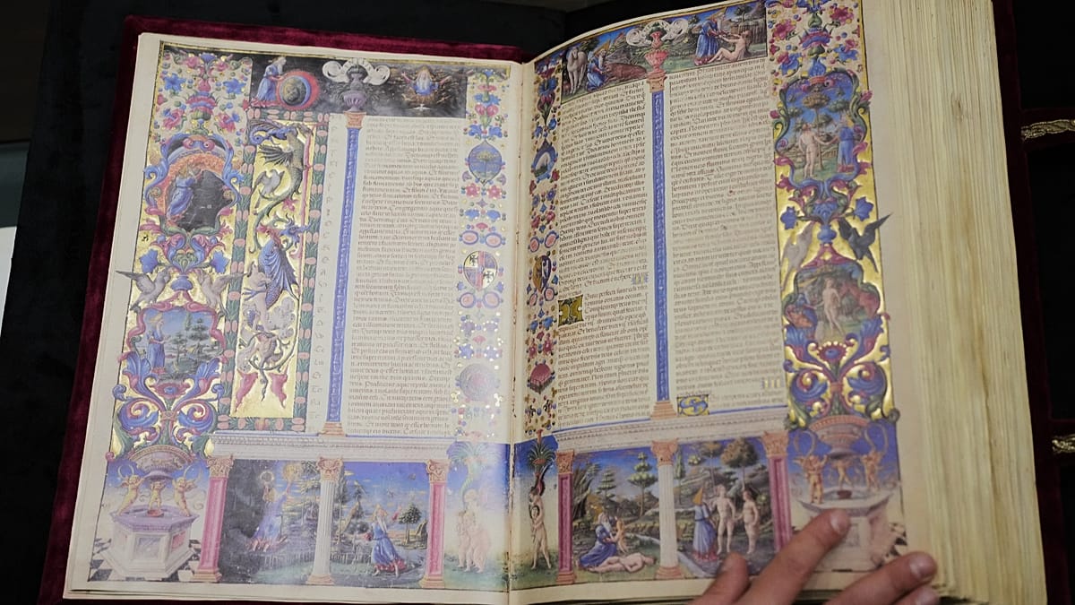 Eche un vistazo al interior de la ‘Biblia Mona Lisa’ mientras se exhibe en Roma