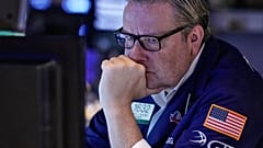 Archivbild: Börsenspezialist Gregg Maloney arbeitet auf dem Parkett der New York Stock Exchange. Am zwölften November 2025.