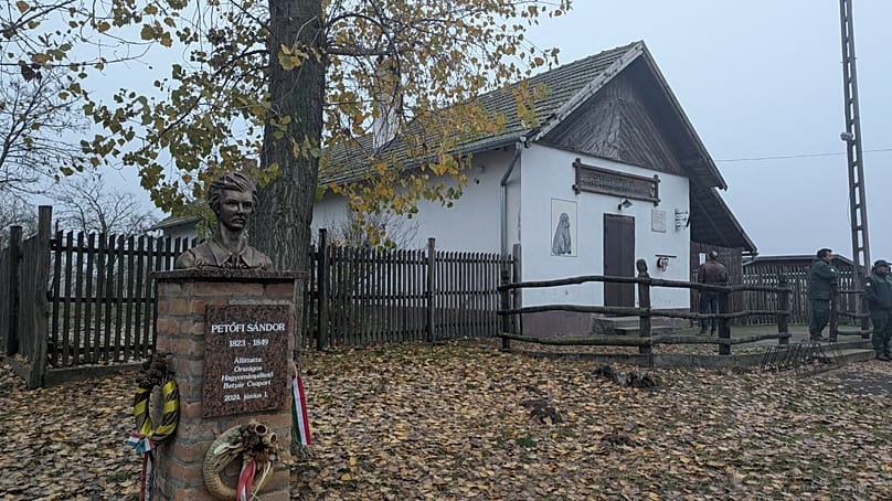 A Kutyakaparó Csárda Petőfi Sándor szobrával