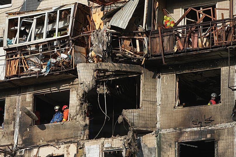 Rettungskräfte am 14. November 2025, am Ort eines durch einen russischen Angriff beschädigten Gebäudes in Kyjiw, Ukraine