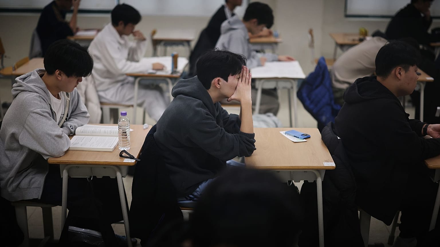 دانش‌آموزان در سالن امتحانات سئول، کره جنوبی، پنجشنبه، ۱۳ نوامبر ۲۰۲۵، منتظر شروع امتحانات سالانه ورودی دانشگاه هستند