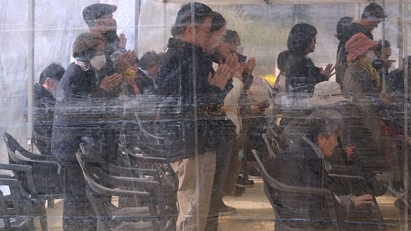 خانواده‌های بودایی برای موفقیت فرزندشان در کنکور دعا می‌کنند، ۱۳ نوامبر ۲۰۲۵