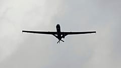 Un drone Reaper vole pendant le défilé du 14 juillet, lundi 14 juillet 2025 à Paris. 