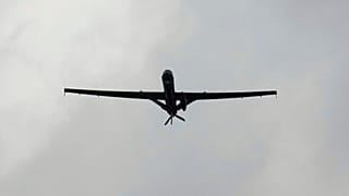 Un drone Reaper vole pendant le défilé du 14 juillet, lundi 14 juillet 2025 à Paris. 