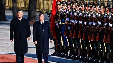 Le roi de Thaïlande Maha Vajiralongkorn et le président chinois Xi Jinping passent en revue la garde d'honneur lors d'une cérémonie d'accueil au Grand Palais du Peuple à Pékin