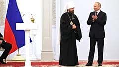 2022: Putyin kitünteti Hilariont a Kremlben