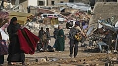 Ένας Παλαιστίνιος μεταφέρει σακούλες με καυσόξυλα αφού τα μάζεψε από τα σκουπίδια στο Χαν Γιουνίς, στη νότια Λωρίδα της Γάζας, το Σάββατο 15 Νοεμβρίου 2025. 