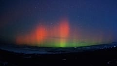 Die Aurora borealis, auch als Nordlichter bekannt, erhellt am zwölften November 2025 den Nachthimmel über Nordchina.