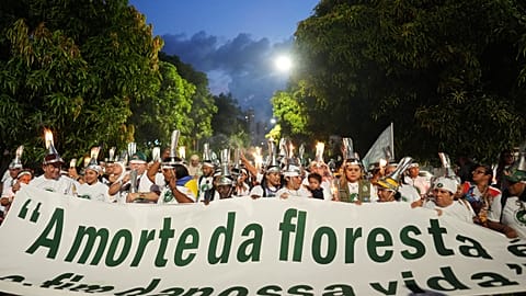 Des manifestants à la Marche des peuples de la forêt, pour défendre la forêt, les droits territoriaux et la responsabilité climatique, à la COP30, 13 nov. 2025, Belém, Brésil