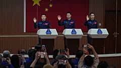 Im Nordwesten Chinas filmen Journalistinnen und Journalisten am 23. April 2025 chinesische Astronautinnen und Astronauten vor der Mission Shenzhou 20.