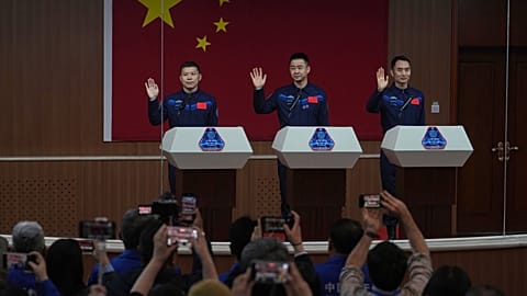 Jornalistas filmam astronautas chineses em vésperas da missão Shenzhou 20, no noroeste da China, a 23 de abril de 2025