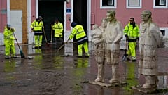 ARCHIVES : Des employés municipaux dégagent une rue inondée par de fortes pluies pendant la nuit à Alges, dans la banlieue de Lisbonne, le mardi 2022.