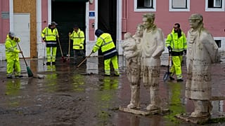 ARCHIVES : Des employés municipaux dégagent une rue inondée par de fortes pluies pendant la nuit à Alges, dans la banlieue de Lisbonne, le mardi 2022.
