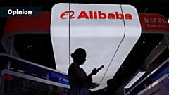 ARCHIVO: Un visitante camina delante del stand de Alibaba durante la 3ª Exposición Internacional de la Cadena de Suministro de China en el Centro Internacional de Exposiciones de China, en Pekín, China, el 18 de julio de 2.
