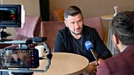 Dmitry Glukhovsky udziela wywiadu Euornews na Lotnisku im. Fryderyka Chopina w Warszawie