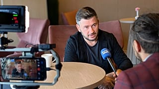 Dmitry Glukhovsky udziela wywiadu Euornews na Lotnisku im. Fryderyka Chopina w Warszawie