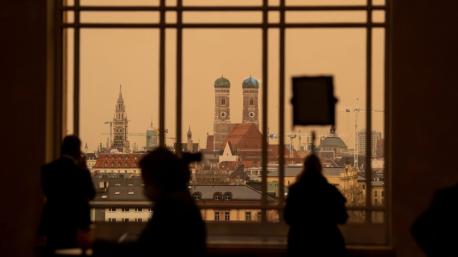 Saharastaub färbt den Himmel Münchens rot, 15. März 2022