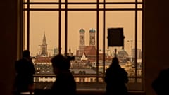 Saharastaub färbt den Himmel Münchens rot, 15. März 2022