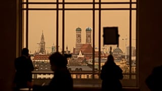 Saharastaub färbt den Himmel Münchens rot, 15. März 2022