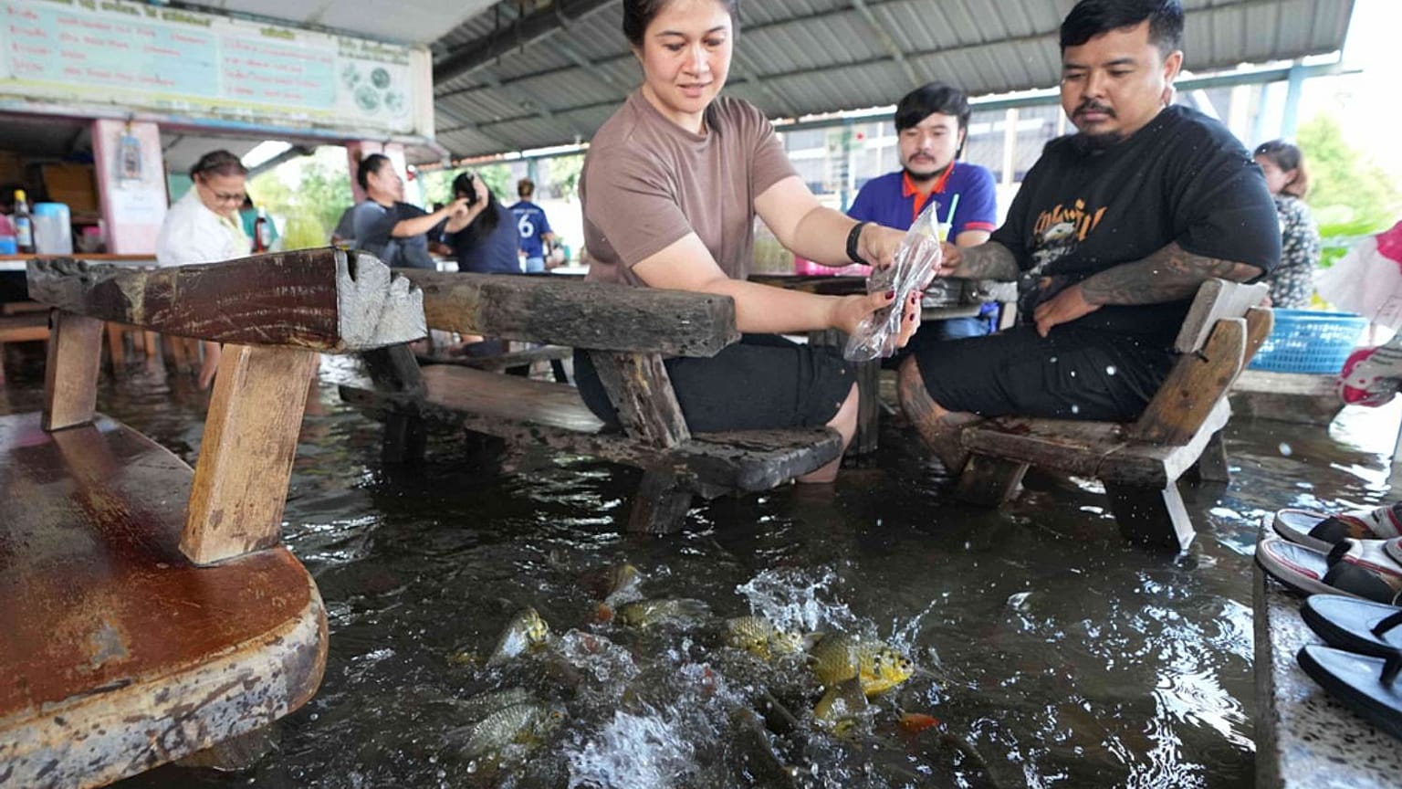 Tayland'da seli fırsata çeviren restoran