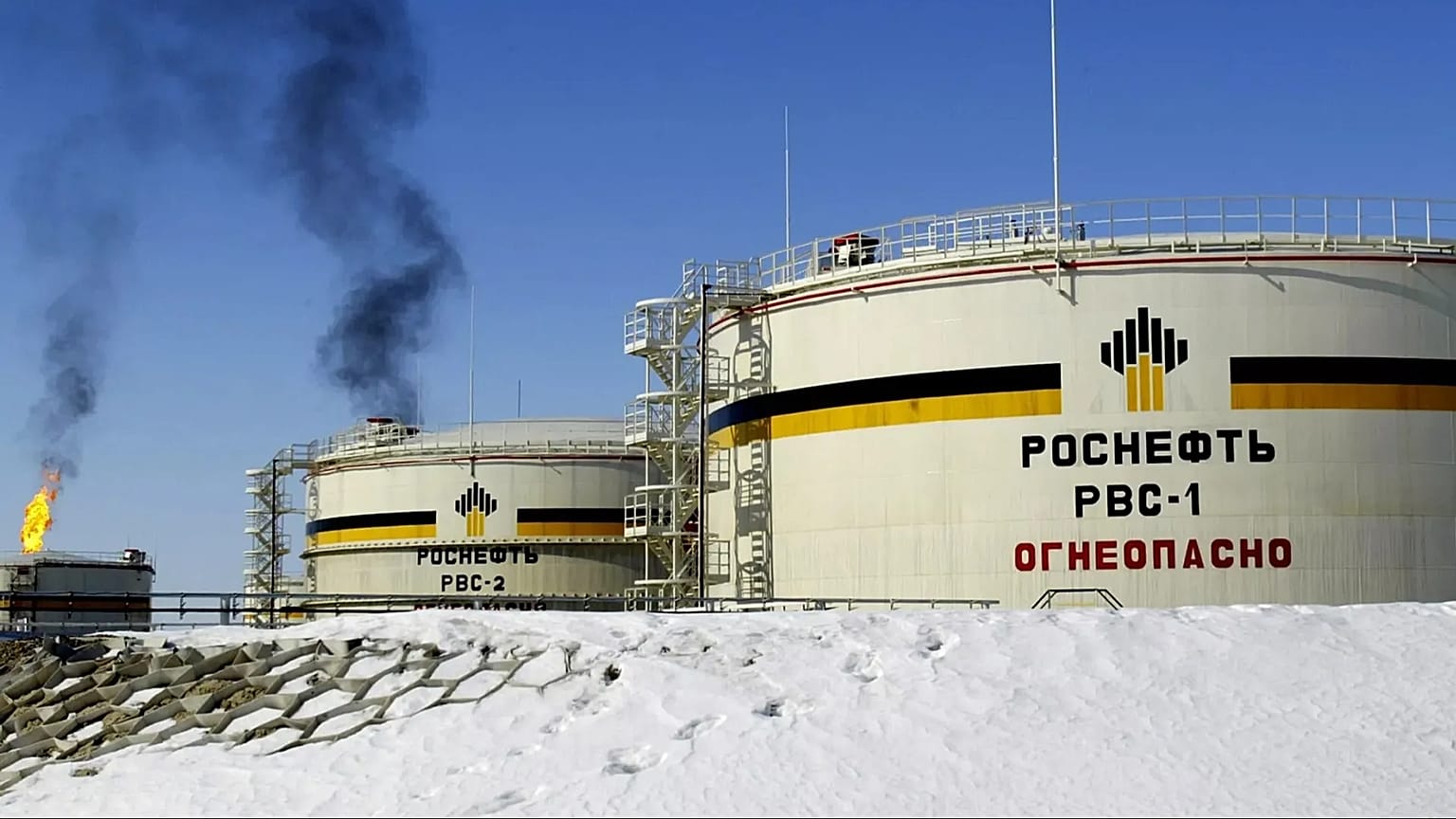 Reservoirs of Russian state-controlled oil giant OAO Rosneft at the Priobskoye oil field near Nefteyugansk, 5 April, 2006
