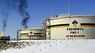 Depósitos del gigante petrolero ruso OAO Rosneft en el yacimiento petrolífero de Priobskoye, cerca de Nefteyugansk, 5 de abril de 2006.