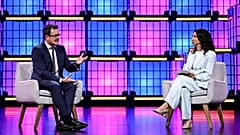 Am 13. November 2025 standen Des Hogan, DPC-Kommissar, und Pascale Davies auf der Centre Stage am dritten Tag des Web Summit 2025 im MEO A.