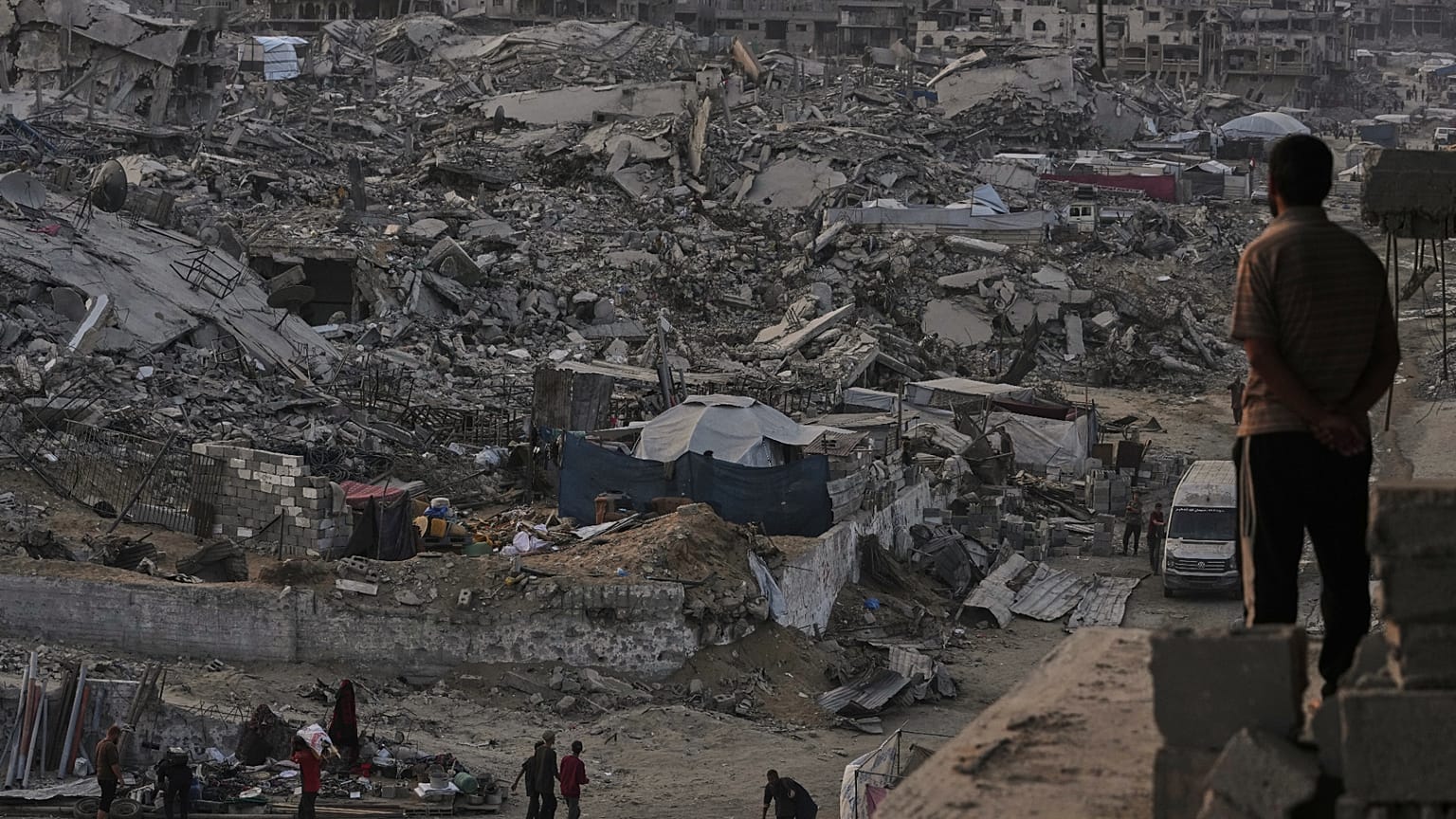 Filistinliler, Gazze'nin Şeyh Radwan mahallesinde İsrail'in hava ve kara saldırıları sonucu meydana gelen yıkımın arasında yürüyorlar. / 11 Kasım 2025 Salı