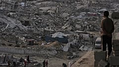 Filistinliler, Gazze'nin Şeyh Radwan mahallesinde İsrail'in hava ve kara saldırıları sonucu meydana gelen yıkımın arasında yürüyorlar. / 11 Kasım 2025 Salı