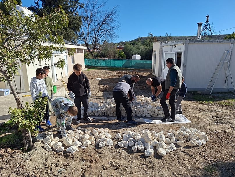 Agro-ogrodnictwo - Konstrukcja gabionowa dla naturalnego tarasu w ogrodzie