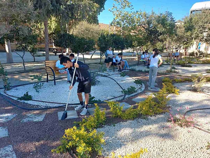 Dzieci z Kaimaklion Primary School B΄ (KB) pielęgnujące stworzony przez siebie ogród