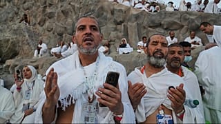 حجاج مسلمون يؤدّون الصلاة فوق جبل الرحمة في عرفات قرب مكة، يوم الخميس 5 حزيران.