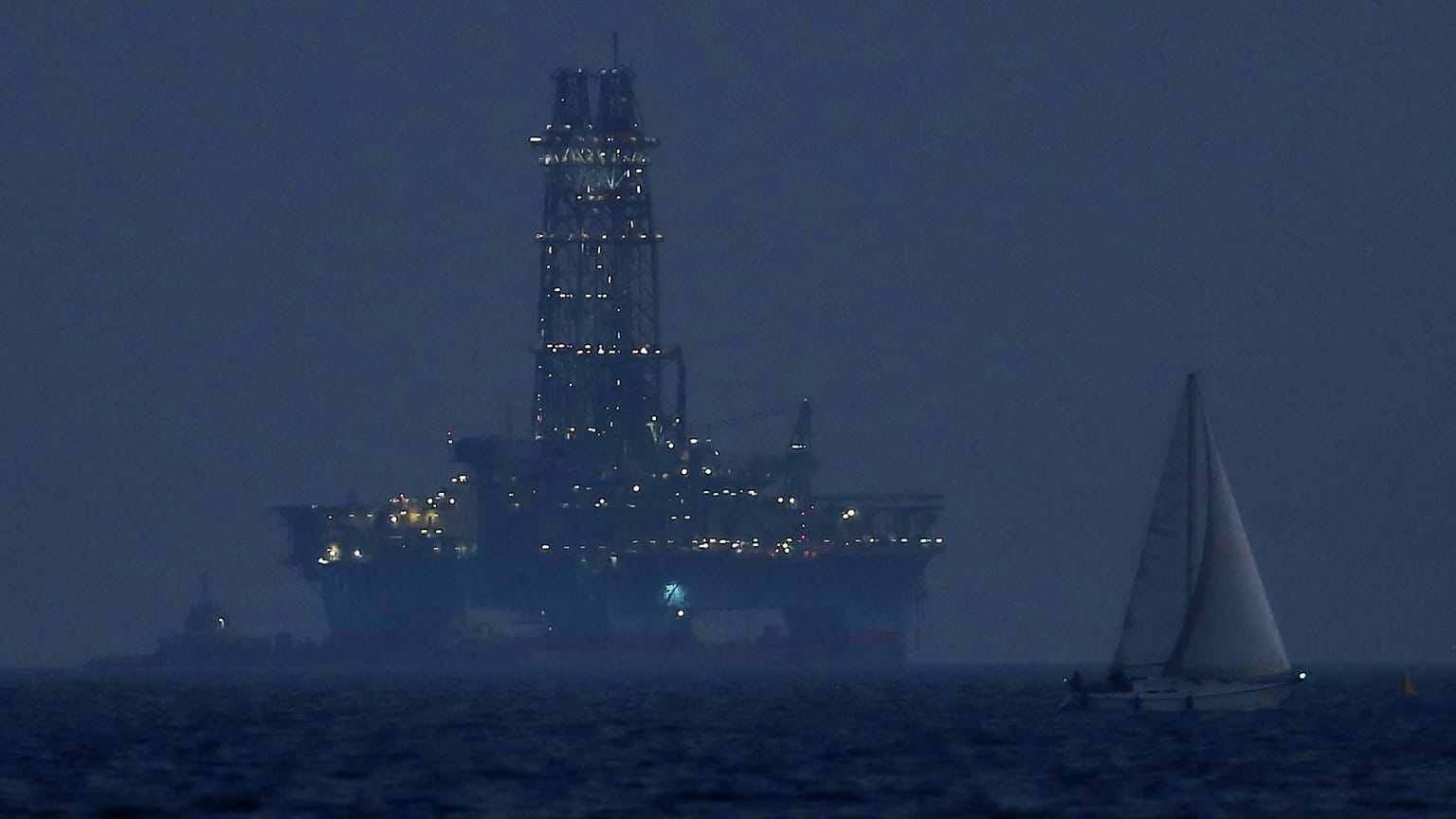 Földgáz fúrótorony a ciprusi Limassol tengarpartjának közelében