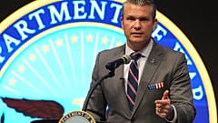 O secretário da Defesa Pete Hegseth discursa durante a 4ª Cimeira Anual de Defesa do Nordeste de Indiana na Universidade Purdue Fort Wayne,