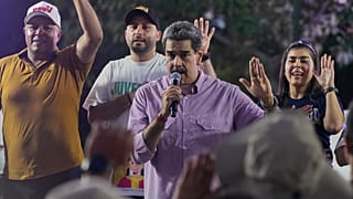 الرئيس الفنزويلي نيكولاس مادورو يؤدي اليمين الدستورية خلال تجمع شبابي مؤيد للحكومة في كاراكاس، فنزويلا، الخميس 13 نوفمبر/تشرين الثاني 2025.