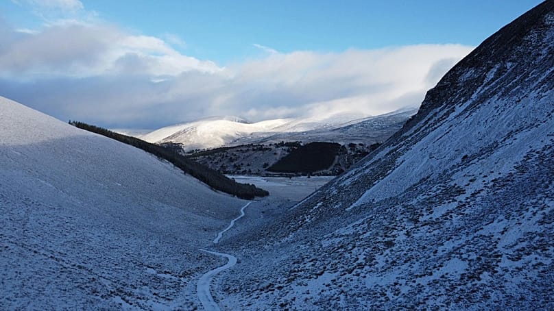 Blick auf den Cairngorms-Nationalpark im Winter.