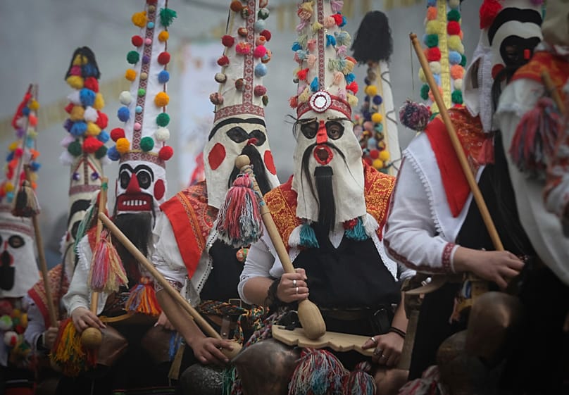 Maskierte bulgarische Kukeri-Tänzer treten beim 31. Internationalen Festival der Maskenspiele „Surva“ in der Stadt Pernik, Bulgarien, auf.