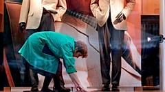 Frau reinigt Boden
