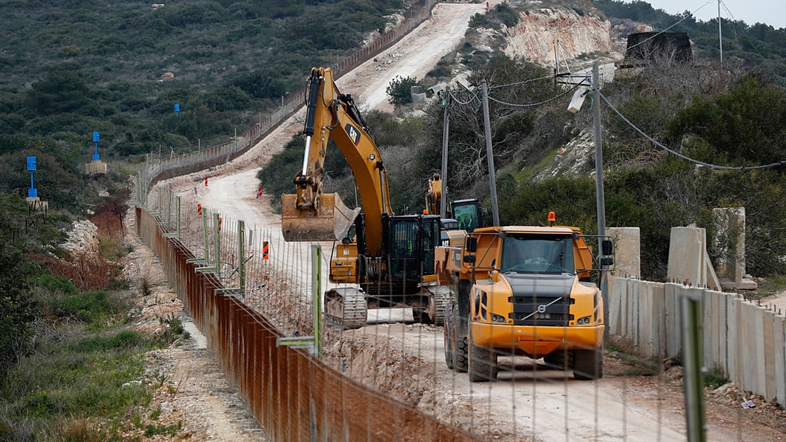 عمال بناء يعملون على بناء جدار على طول الحدود الإسرائيلية، في بلدة الناقورة الساحلية، جنوب لبنان، الخميس 8 فبراير/شباط 2018.