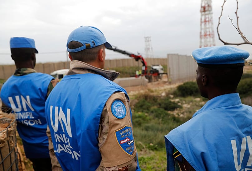 قوات حفظ السلام التابعة للأمم المتحدة تراقب أعمال بناء جدار على طول الحدود الإسرائيلية، في بلدة الناقورة الساحلية، جنوب لبنان، الخميس 8 فبراير/شباط 2018.