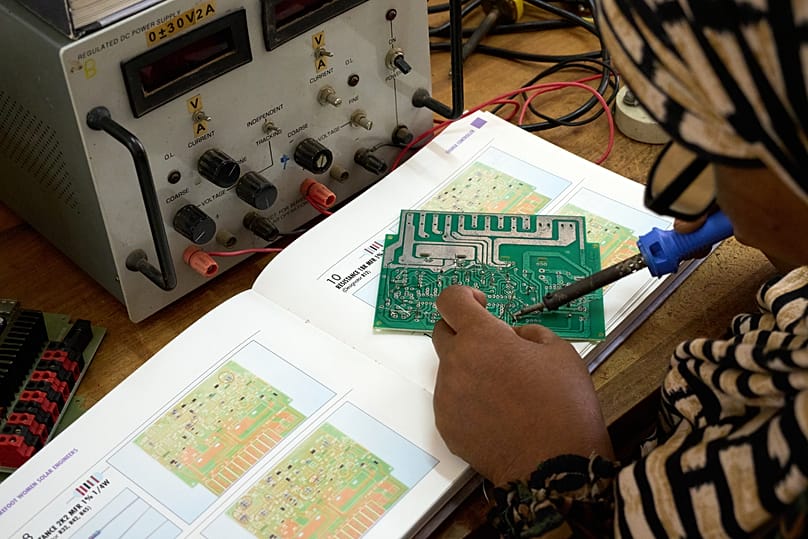 Eine „Solar Mama“-Technikerin besucht eine Schulung auf dem Campus von Barefoot College International in Kinyasini, Unguja, Sansibar.
