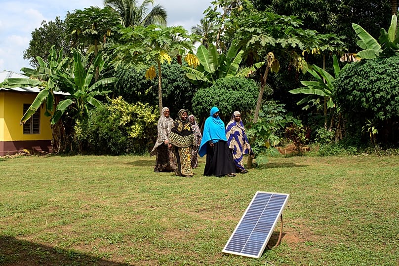 „Solar Mama“-Technikerinnen gehen über den Campus von Barefoot College International in Kinyasini, Unguja, Sansibar.