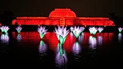 In den Kew Gardens in London erleuchten Lichtinstallationen den weihnachtlichen Lichterpfad am 13. November 2025.
