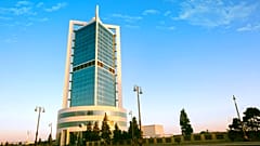 La Torre SOFAZ es el edificio administrativo del Fondo Estatal del Petróleo situado en Bakú, la capital azerí